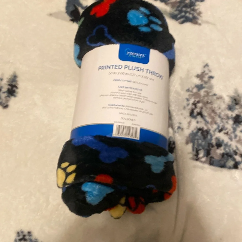 Printed plus throw